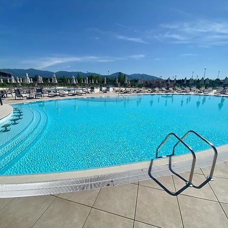 Kings' Valley Medical & Spa Hotel Kazanlŭk Exterior foto The swimming pool at the complex
