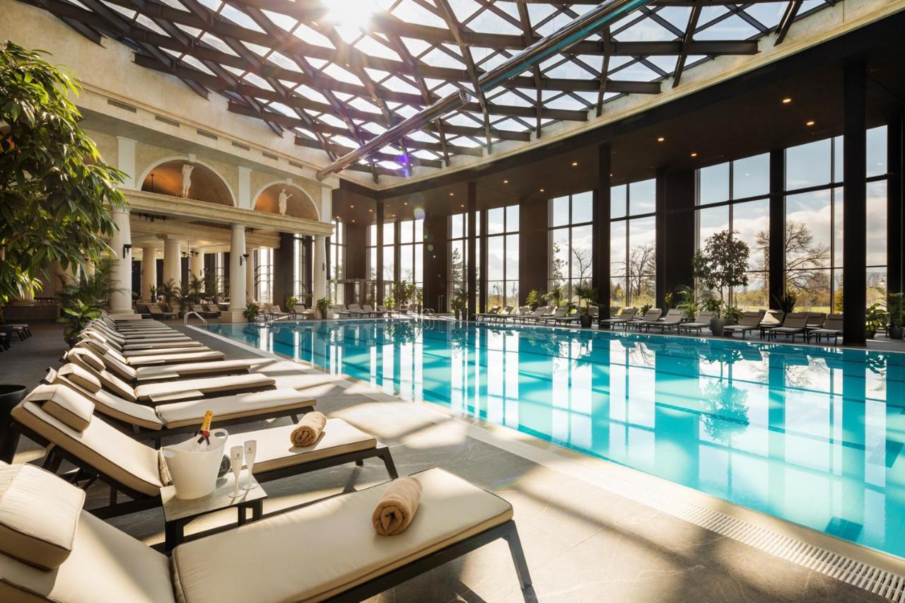 Kings' Valley Medical & Spa Hotel Kazanlŭk Exterior foto The pool at the spa
