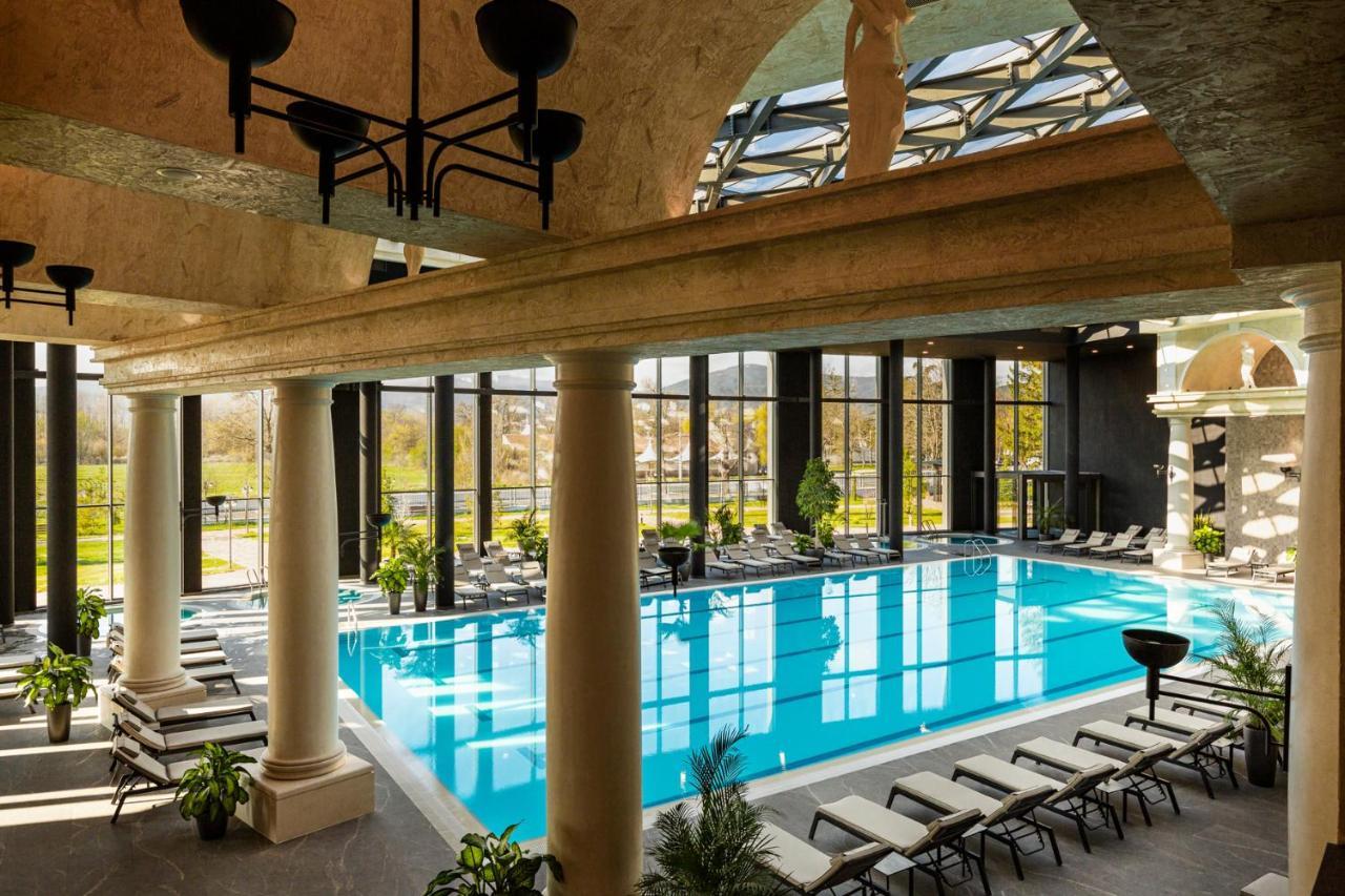 Kings' Valley Medical & Spa Hotel Kazanlŭk Exterior foto The thermal pool