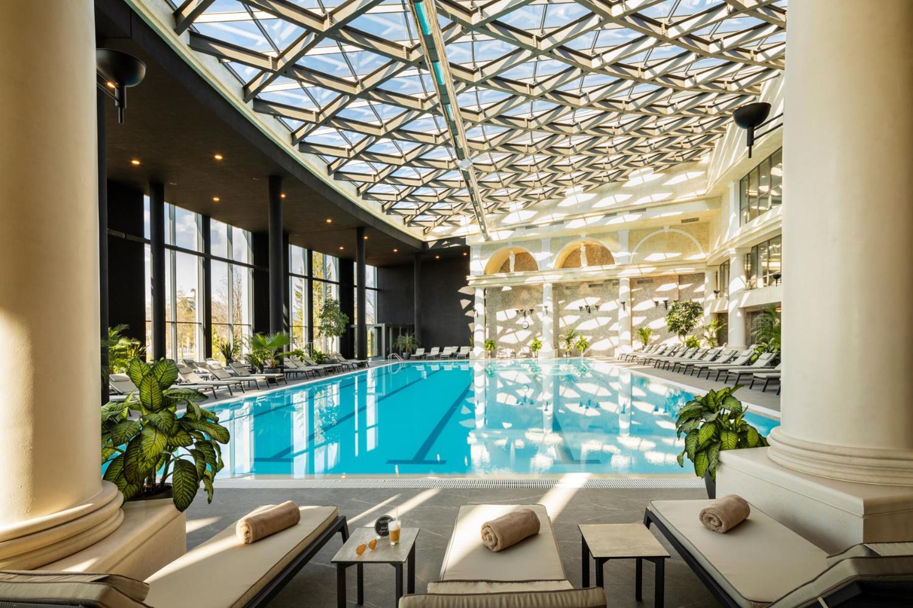 Kings' Valley Medical & Spa Hotel Kazanlŭk Exterior foto The pool at the spa