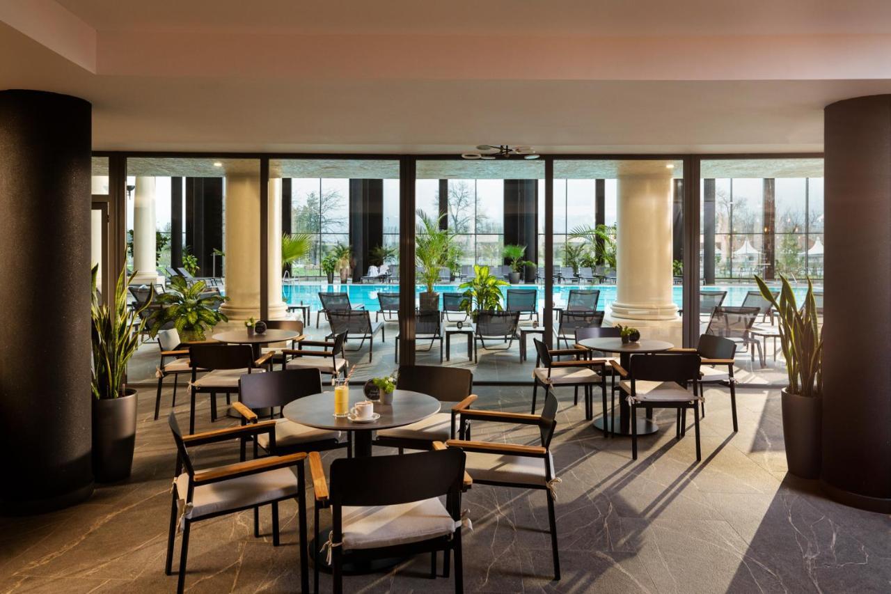 Kings' Valley Medical & Spa Hotel Kazanlŭk Exterior foto The Pool Bar