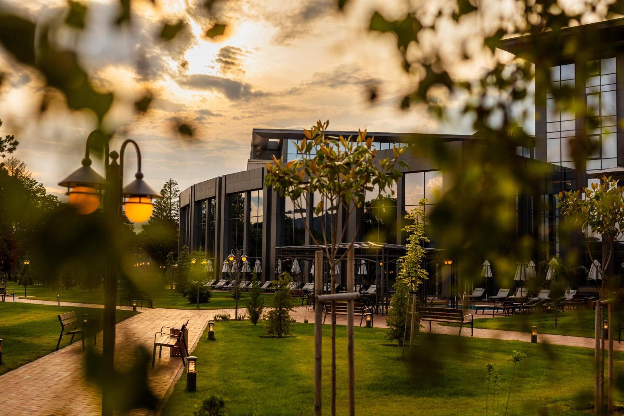 Kings' Valley Medical & Spa Hotel Kazanlŭk Exterior foto The campus of the university