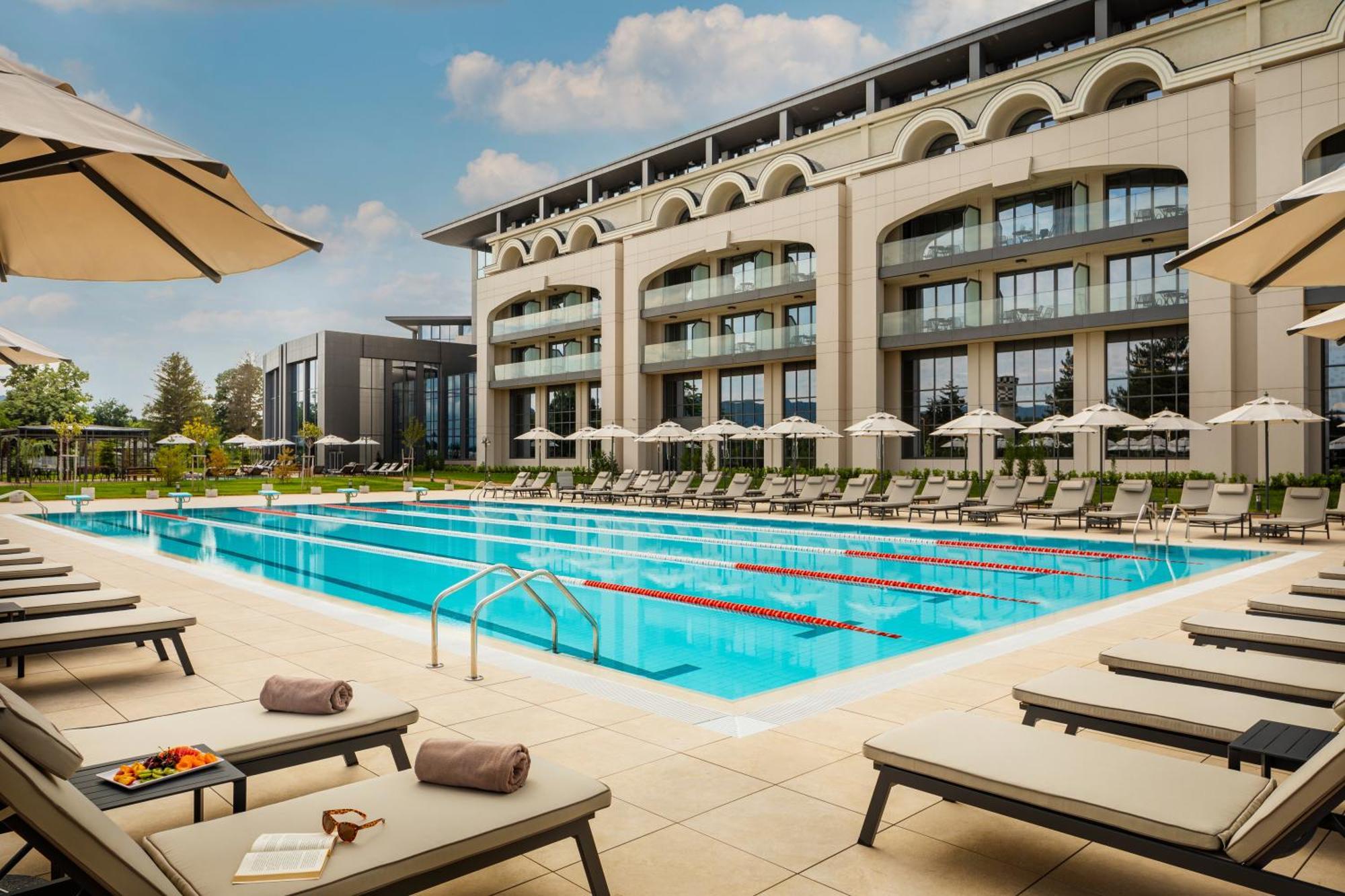 Kings' Valley Medical & Spa Hotel Kazanlŭk Exterior foto The swimming pool at the hotel