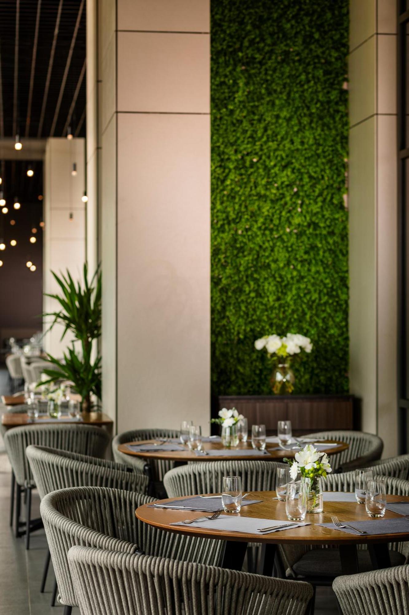 Kings' Valley Medical & Spa Hotel Kazanlŭk Exterior foto Living wall in a restaurant