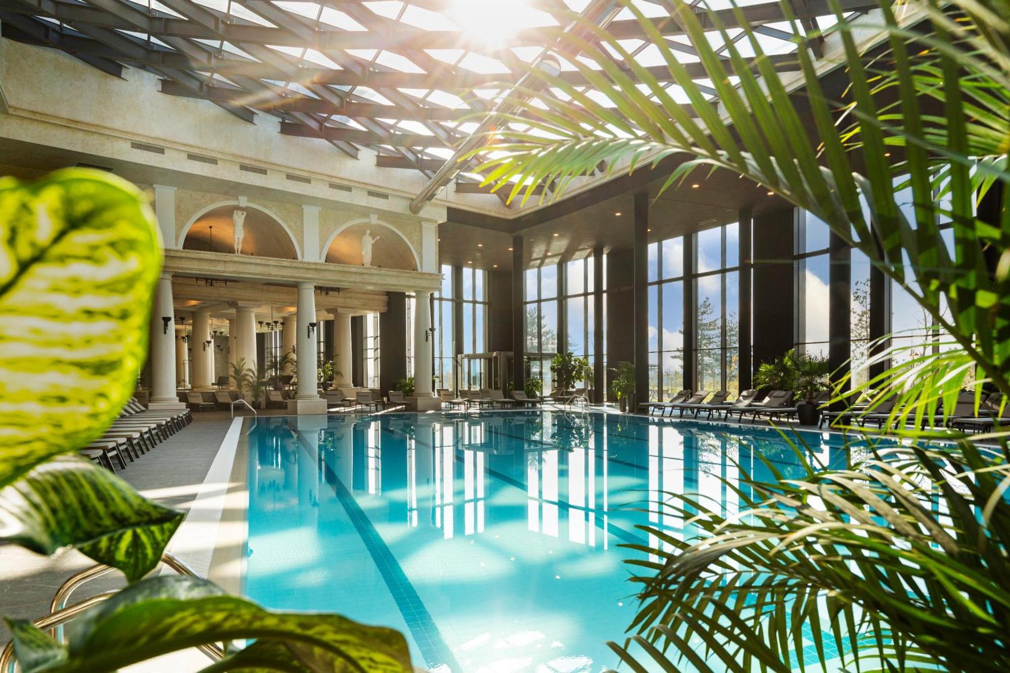 Kings' Valley Medical & Spa Hotel Kazanlŭk Exterior foto The swimming pool at the InterContinental