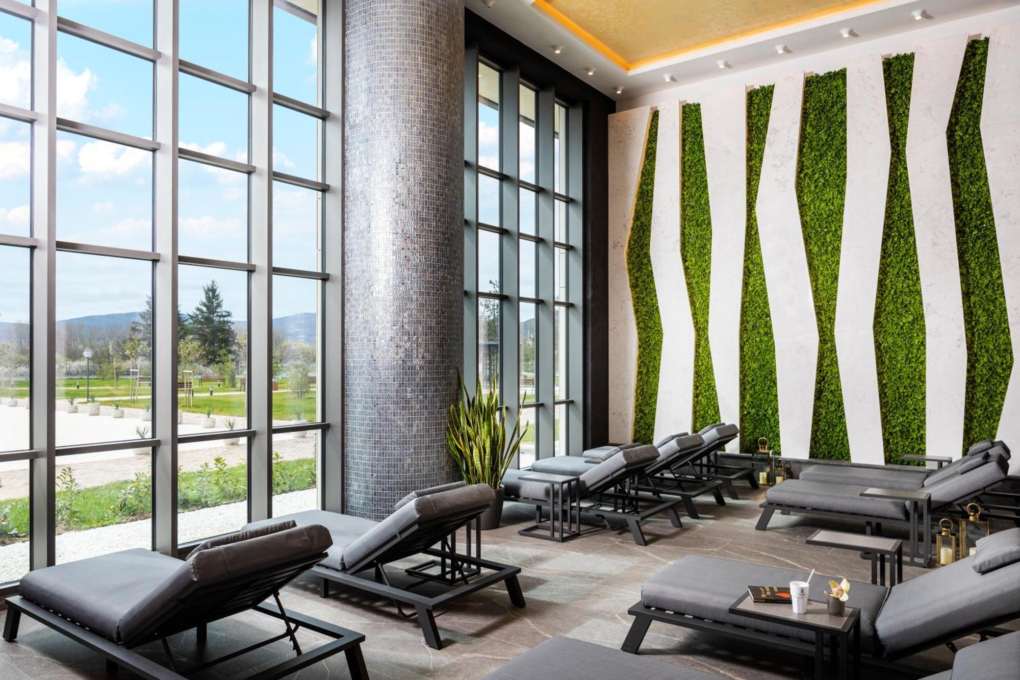 Kings' Valley Medical & Spa Hotel Kazanlŭk Exterior foto Living wall